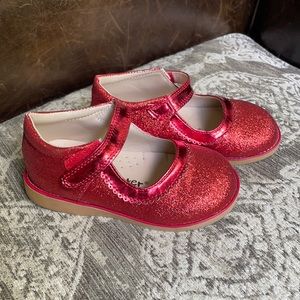 Toddler girls size 8 red sparkle shoes.